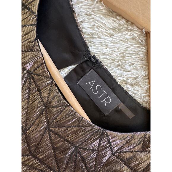 ASTR Metallic Gold Crinkle Fit & Flare Mini Dress Short Sleeve Size Medium - Picture 4 of 5